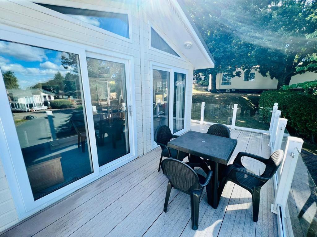 Waterfall Retreat Poole Exterior foto