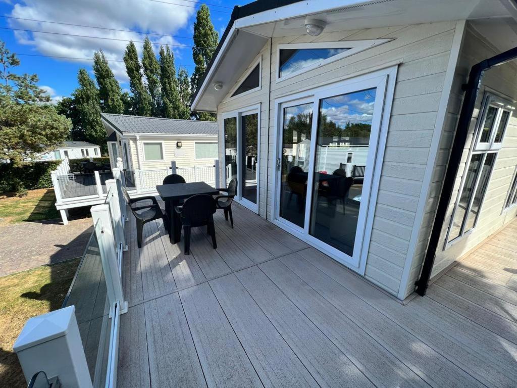 Waterfall Retreat Poole Exterior foto